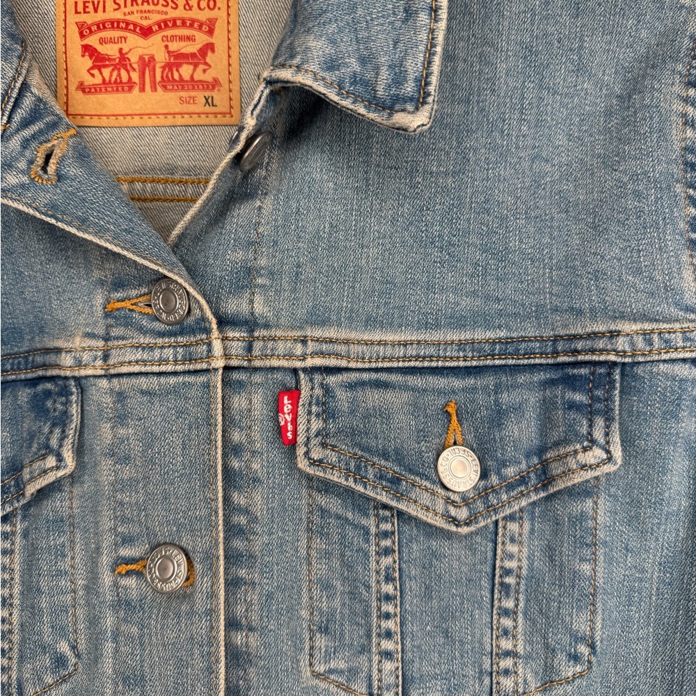 Levi's Jacket Womens XL Trucker Denim Jean Button Pockets Light Wash EUC - Picture 2 of 10